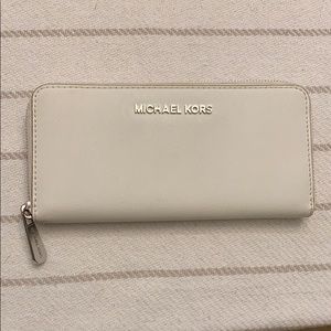Michael Kors Jet set travel wallet